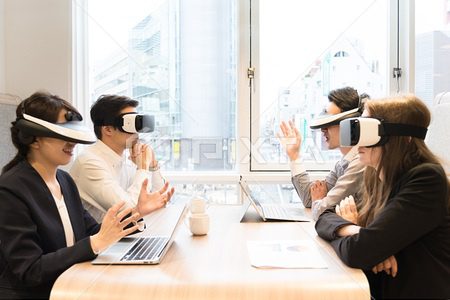 Business meetings and the long distance relationship existence by the virtual reality headset 