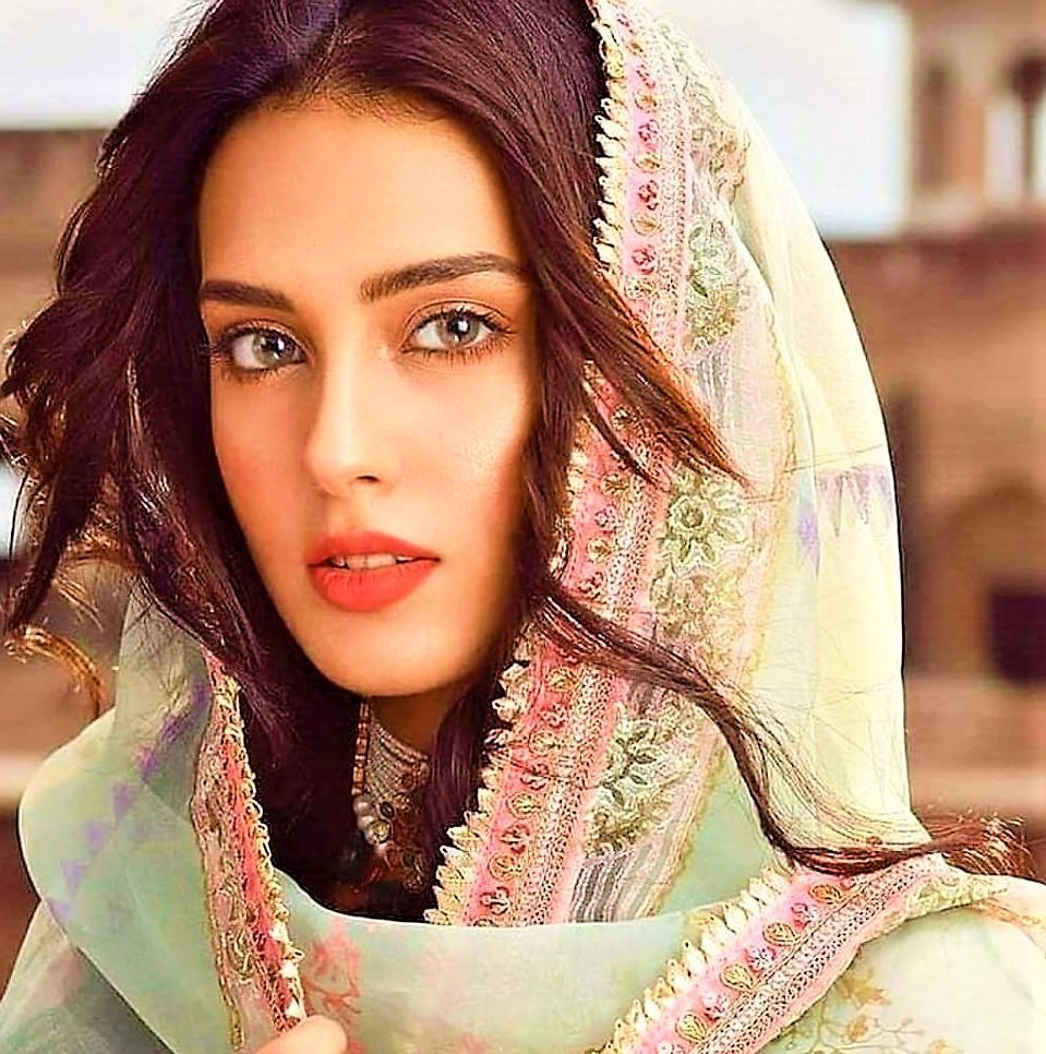 Actress Iqra Aziz-Daily MakeUp Look Vlog