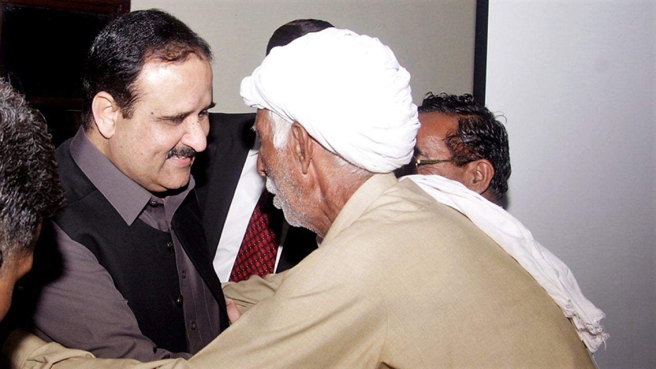 Buzdar orders to resolve people's issues during visit to Multan 