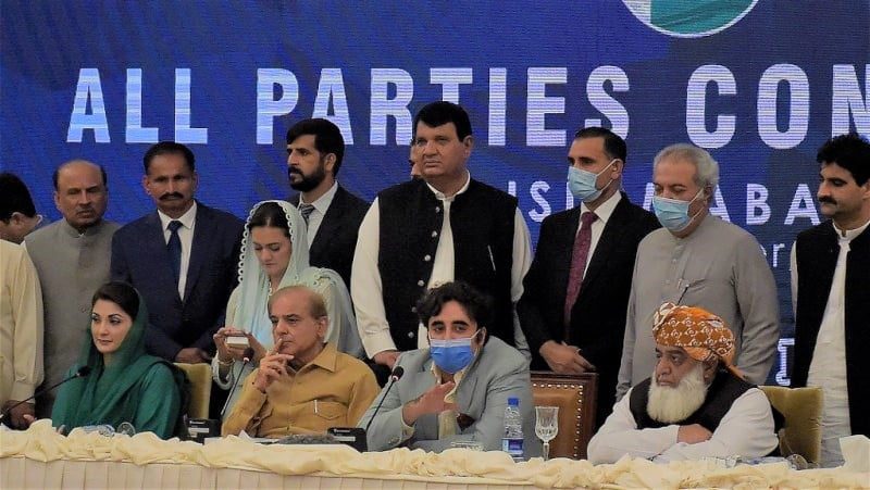 Pakistan opposition leaders Mulana Fazal-ur-Rehman(R)and former Pakistani premier Nawaz Sharif brother Shahbaz Sharif (2L), and his daughter Maryam Nawaz Sharif (L)listen Bilawal Bhutto Zardari, son of  slain former Pakistan premier Benazir Bhutto (2R) during a press conference at the end of All Parties  Conference (APC) in Islamabad on September 20,2020 - Pakistan opposition announced a countrywide protest movement and demanded PM Imran Khan to immediately resign. (Photo by Farooq NAEEM / AFP)