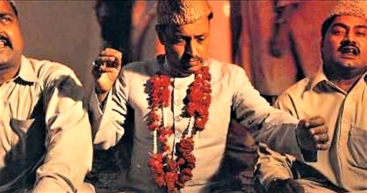 Qawwal Bahaud-din Khan performing at the stage live